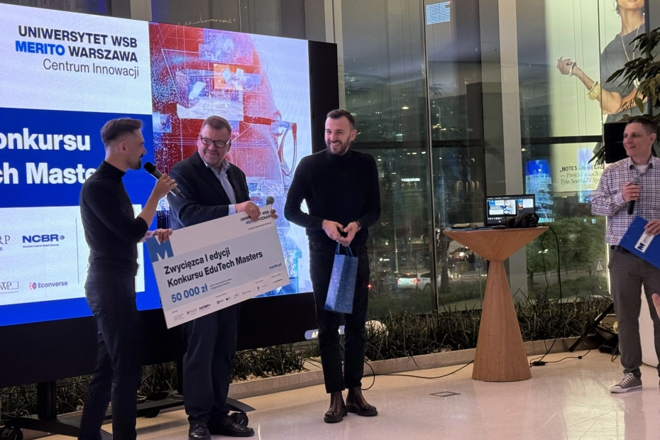 Aron Formela podczas wręczenia nagrody EduTech Masters